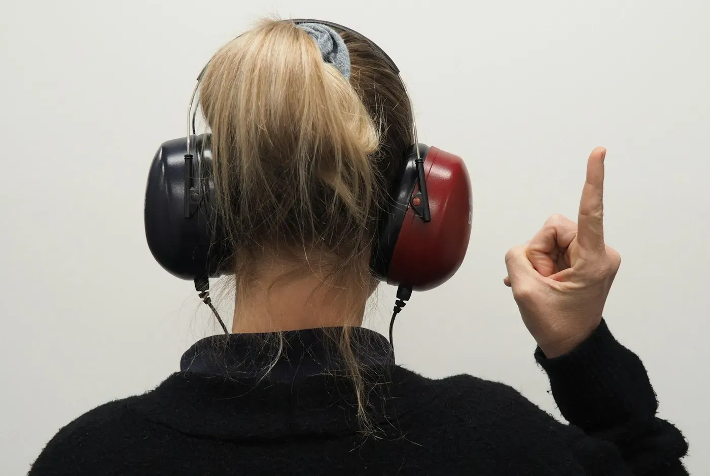 Paciente com fones em cabine de audiometria, exame comum no atendimento de otorrino FUSEX em Palmas