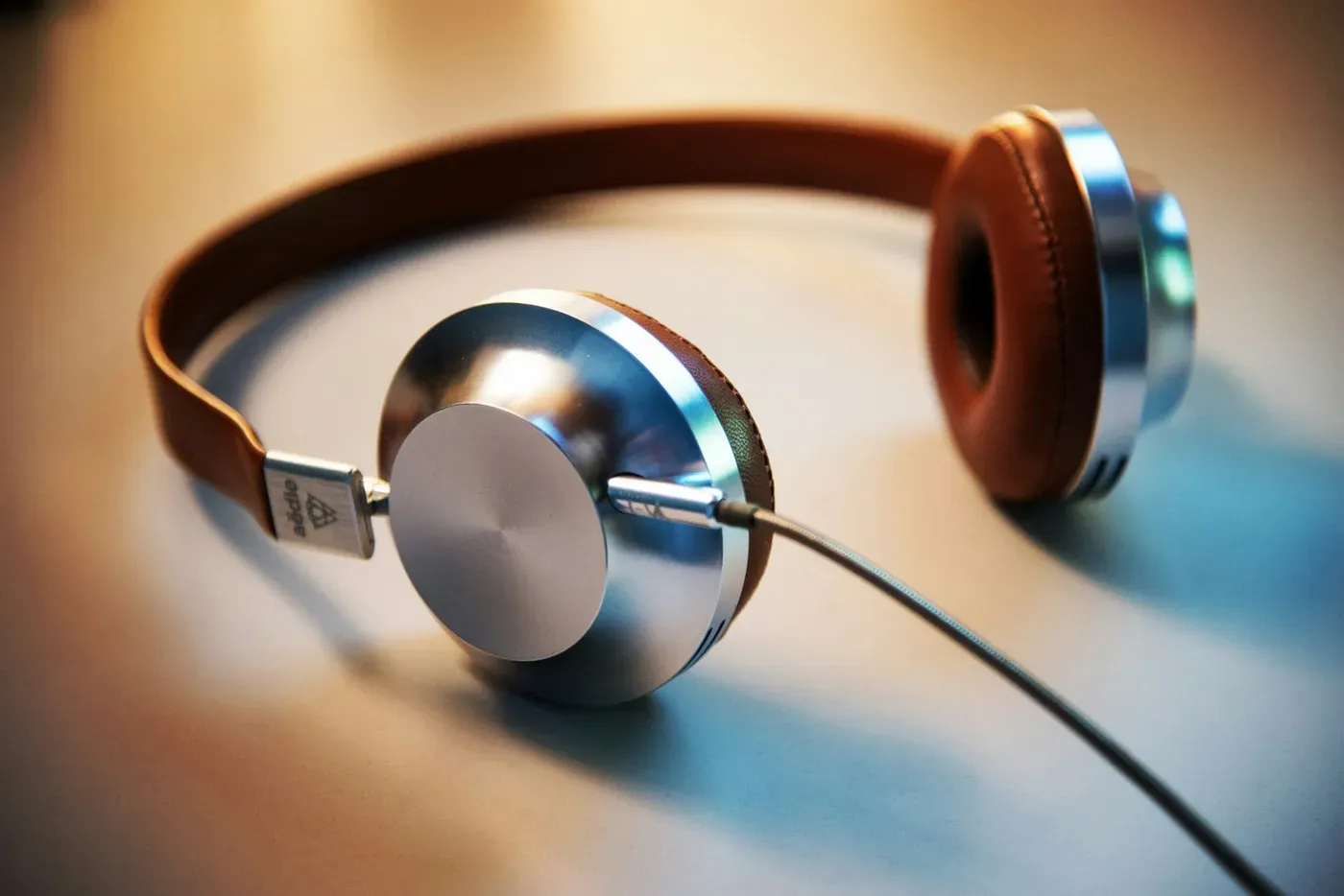 Fones de ouvido sobre a mesa, uso frequente entre pacientes de otorrino Plan-Assiste em Palmas